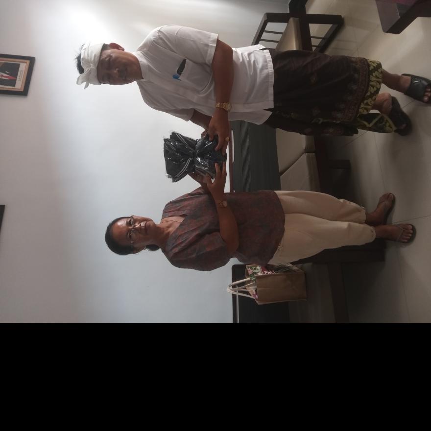 PENYERAHAN CELANA TRENING KEPADA LANSIA